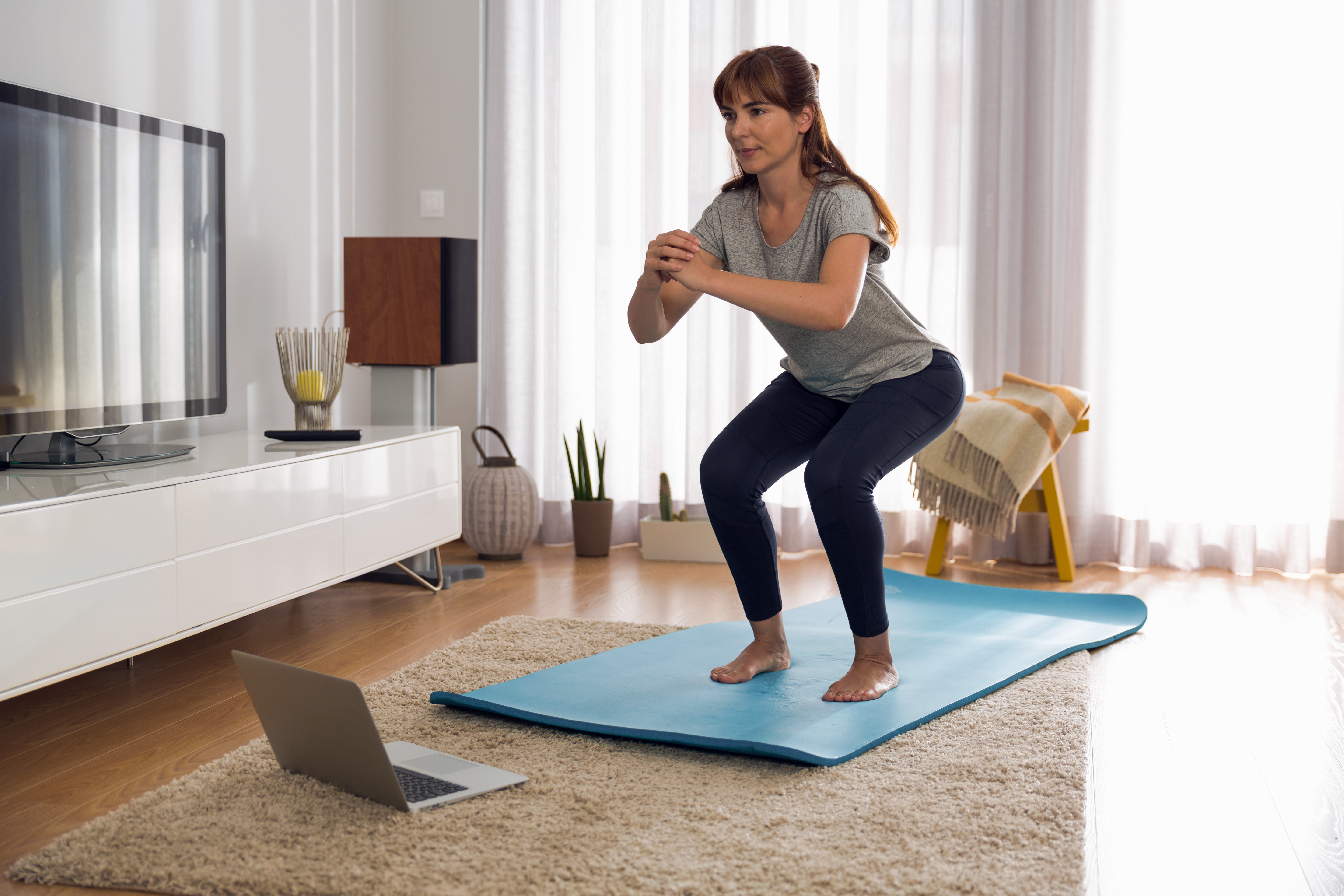 Mantente en forma con 10 ejercicios en casa